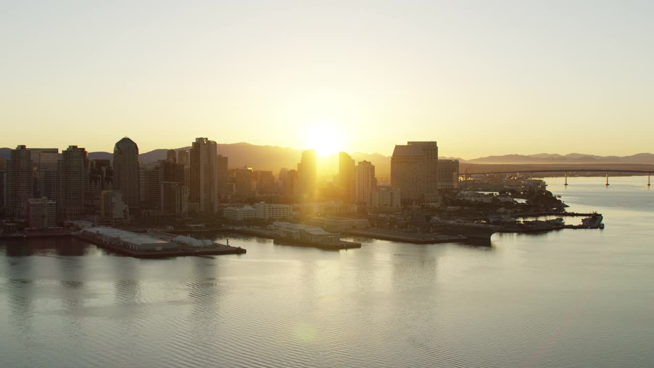 从空中俯瞰圣地亚哥摩天大楼，中途岛号航空母舰视频素材