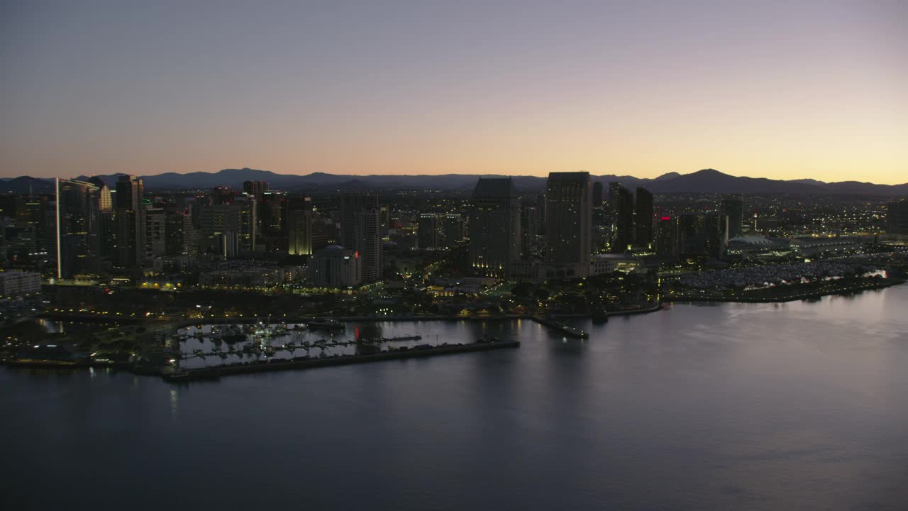 空中日出的圣地亚哥海湾城市摩天大楼视频素材