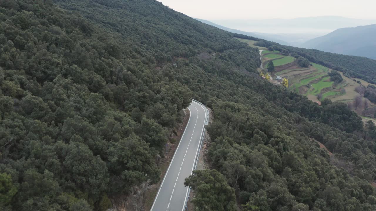 鸟瞰图的汽车家骑在比利牛斯山之间视频素材