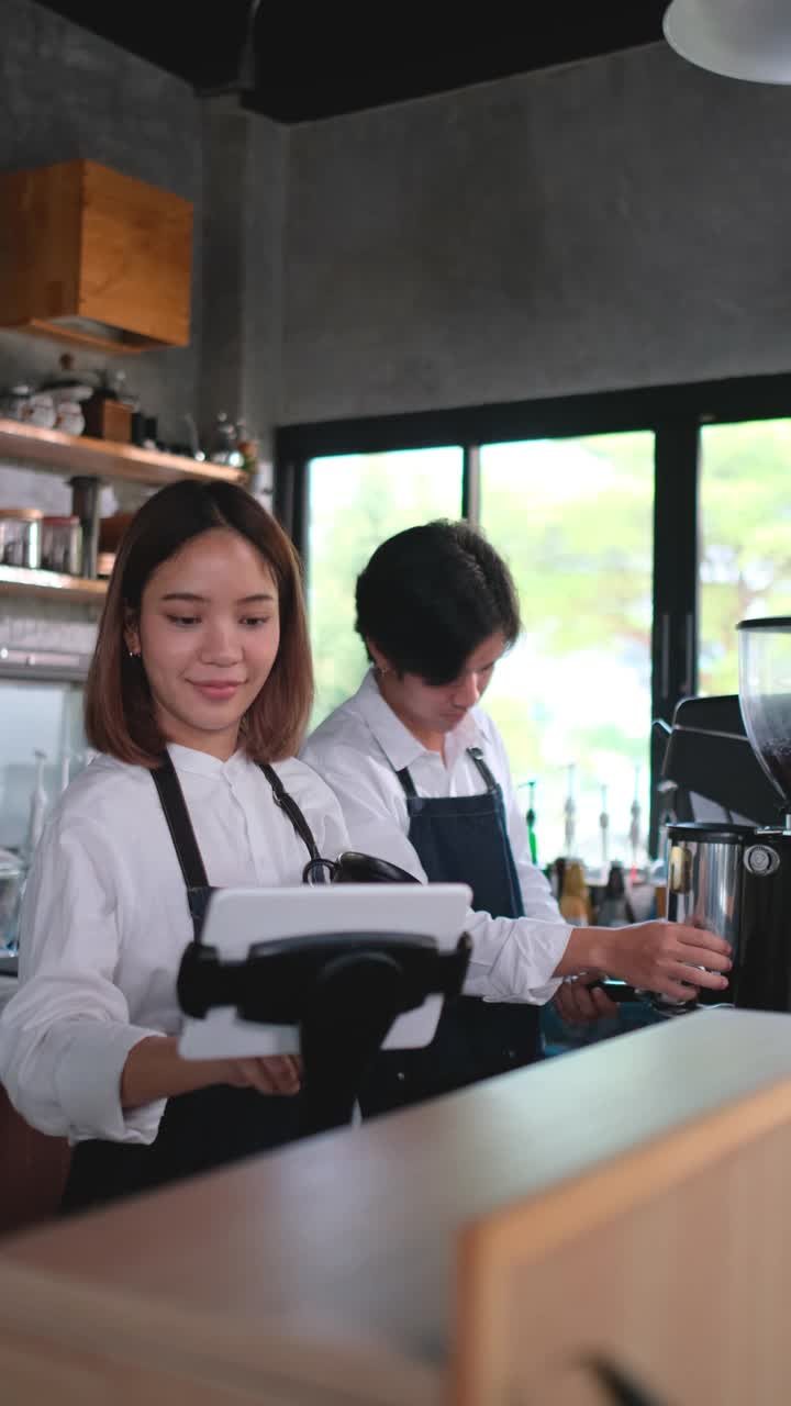 两个咖啡师或咖啡师在café作为团队合作照顾和帮助他们的小生意一起工作视频素材