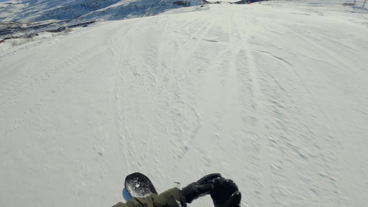 冬季假期，滑雪场滑雪板上的男子视频素材