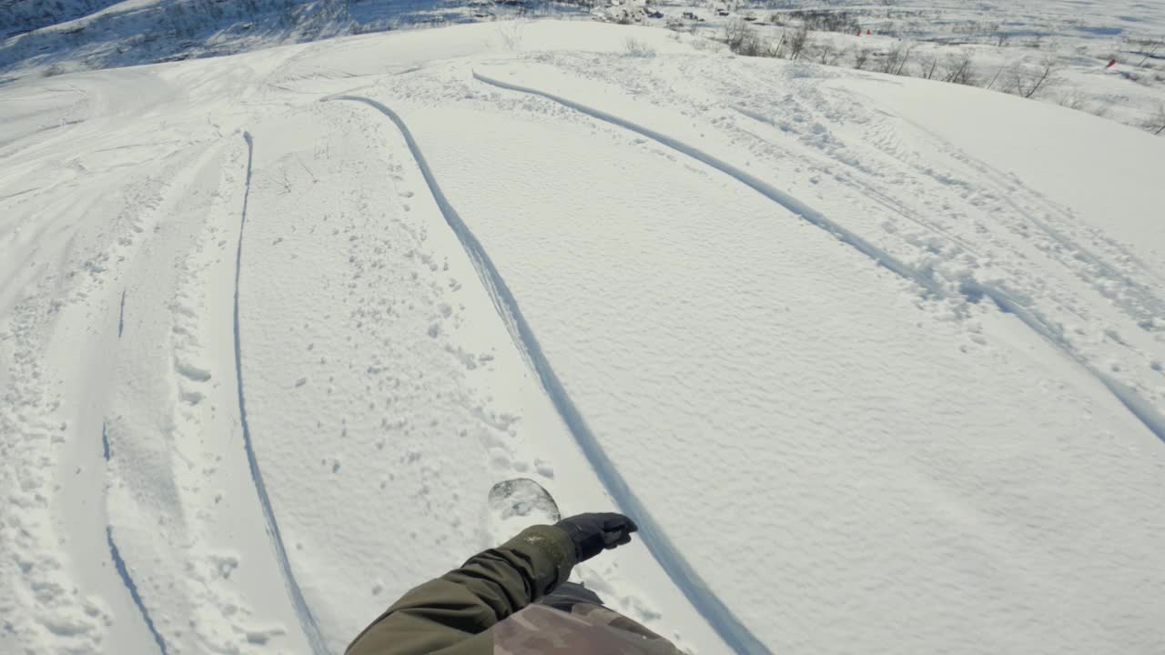 一个男人在滑雪坡上的滑雪板上摔倒摔碎视频素材