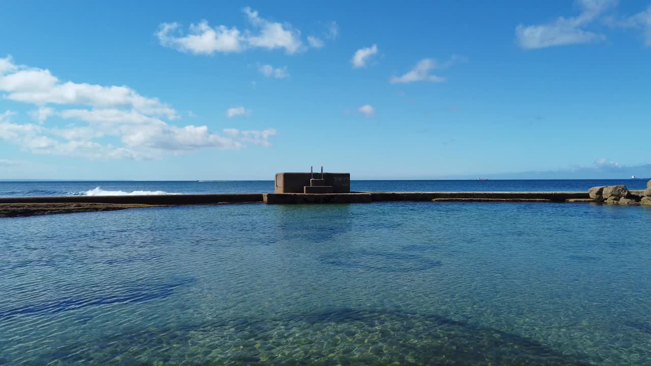 湛蓝的天空和清澈的海水在一个夏天的一天视频素材