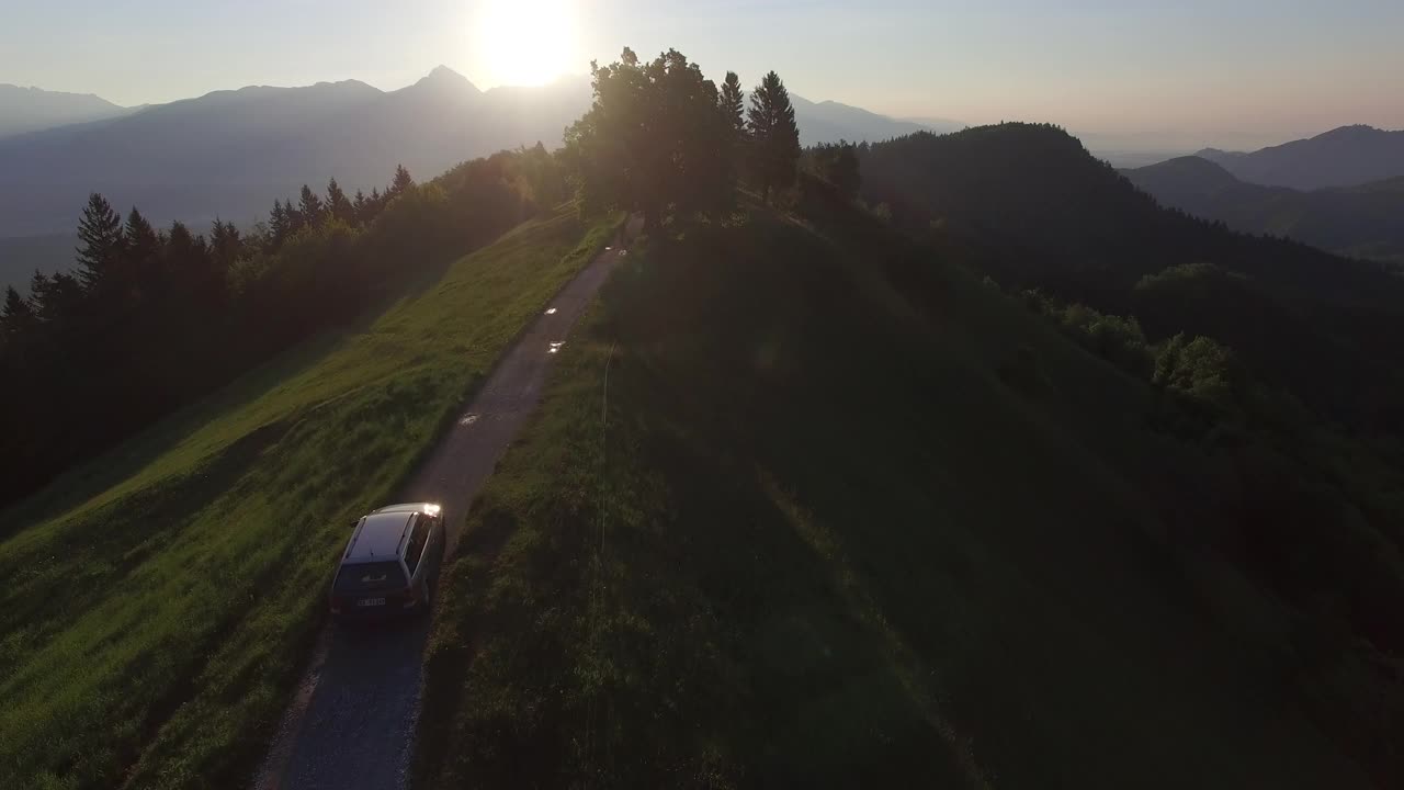 汽车在山里驶向圣普里莫兹教堂视频素材