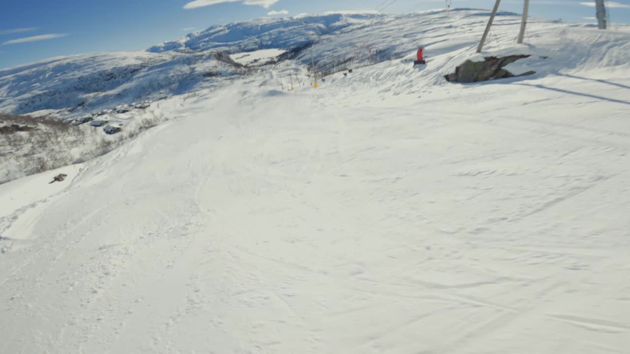 冬季假期，滑雪场滑雪板上的男子视频素材