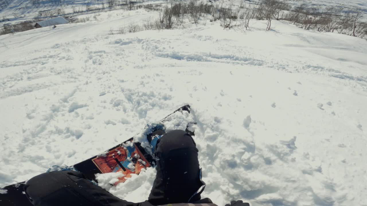 一个男人在滑雪坡上的滑雪板上摔倒摔碎视频素材