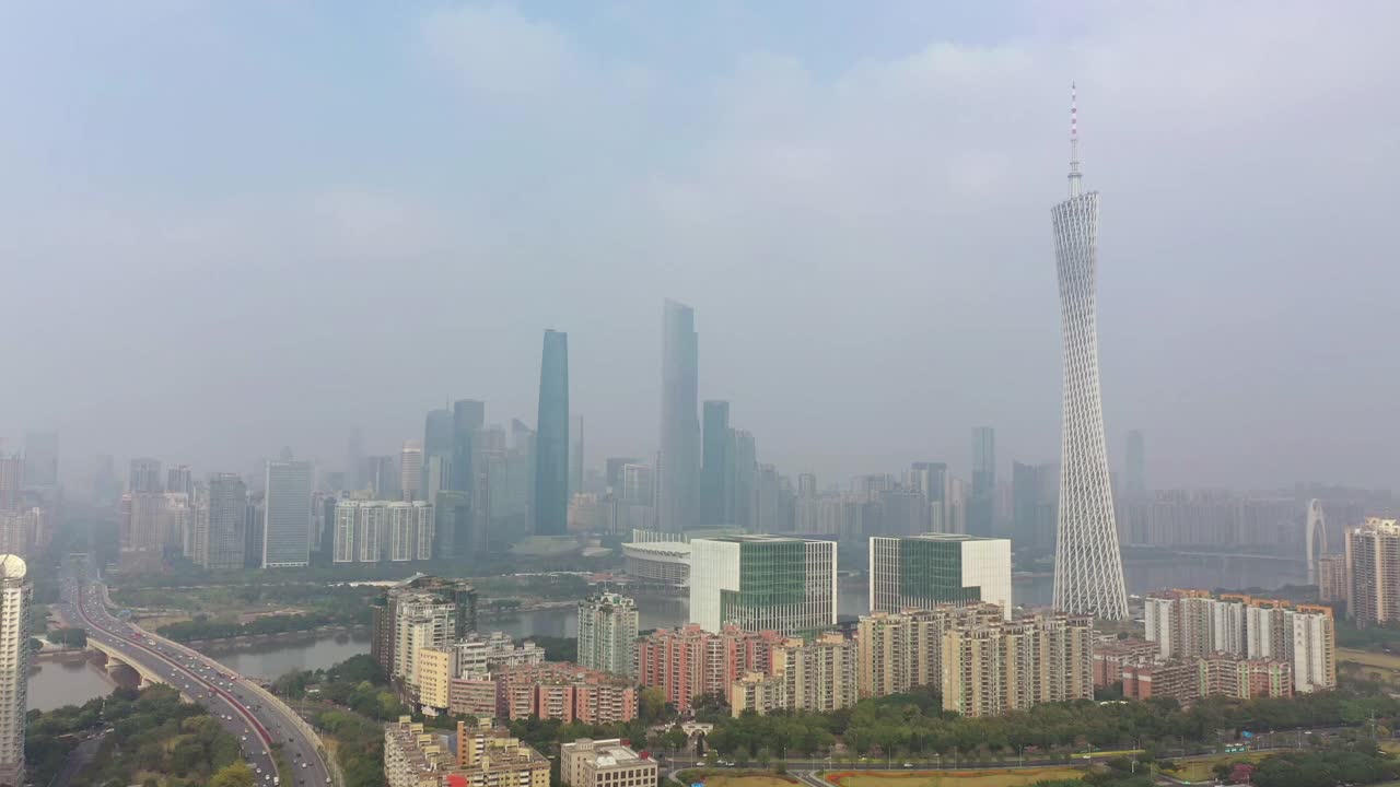 阳光明媚的一天广州市区交通大桥著名的塔，河边航拍全景4k中国视频素材