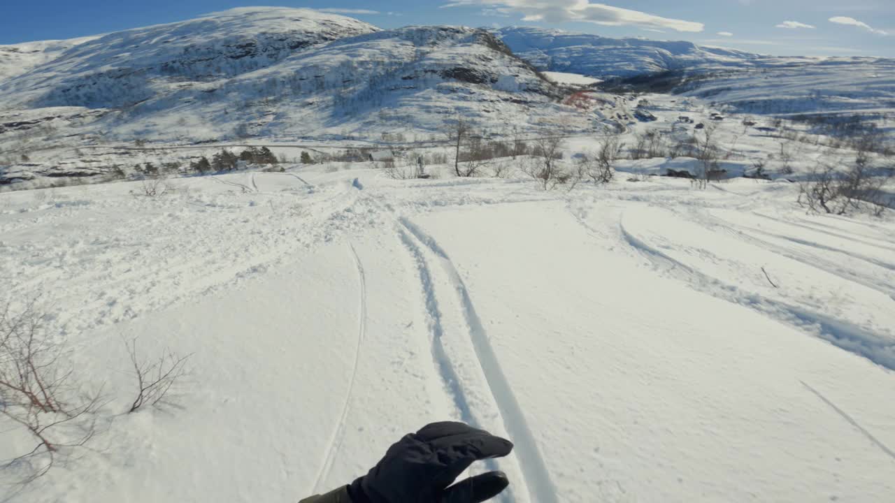 冬季假期，滑雪场滑雪板上的男子视频素材