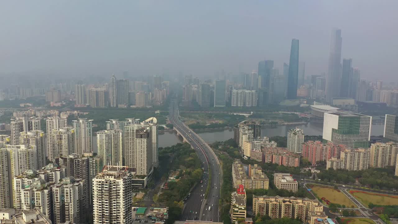 阳光明媚的一天广州市交通公路桥著名的市中心景观航拍全景4k中国视频素材