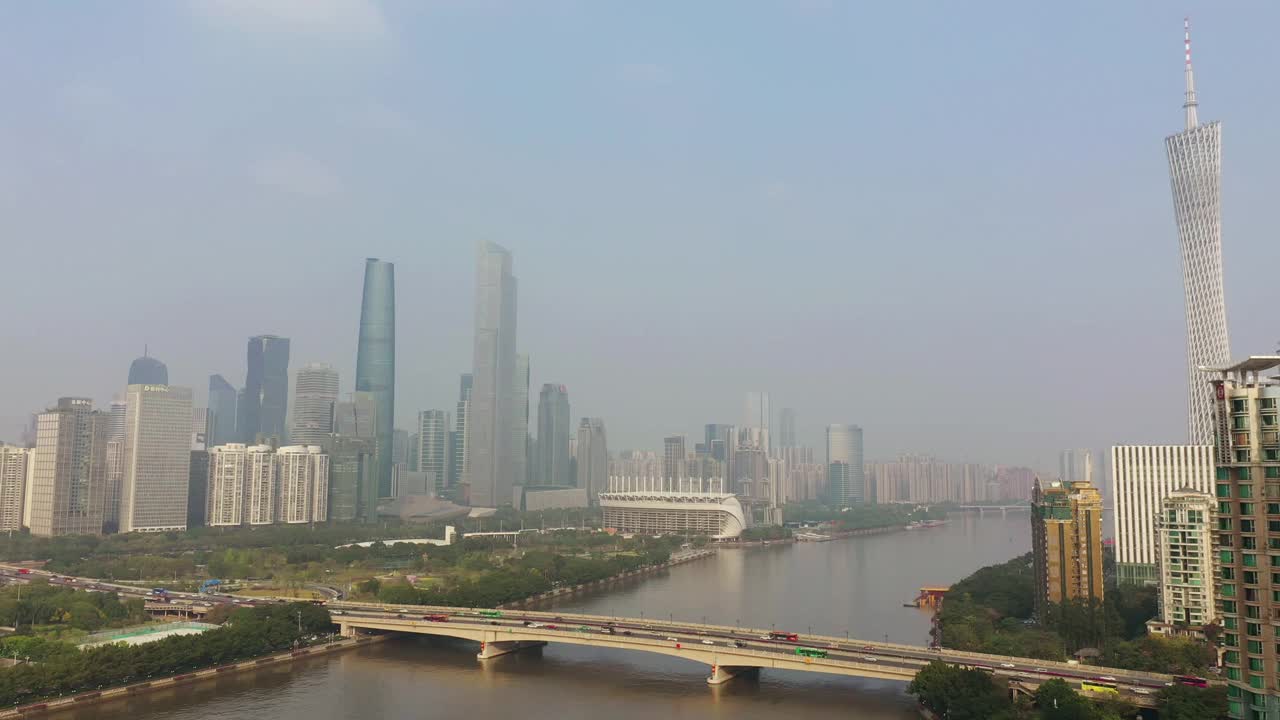 阳光明媚的一天广州市区交通大桥著名的塔，河边航拍全景4k中国视频素材