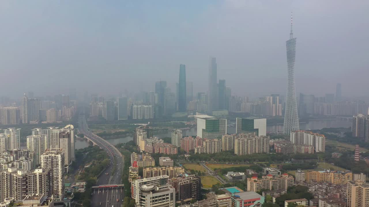 阳光明媚的一天广州市区交通大桥著名的塔，河边航拍全景4k中国视频素材