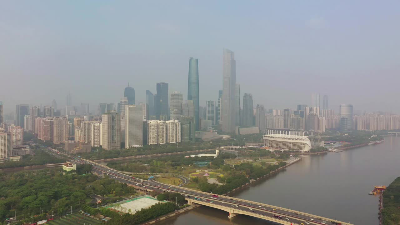 阳光明媚的一天广州市区交通大桥著名的塔，河边航拍全景4k中国视频素材