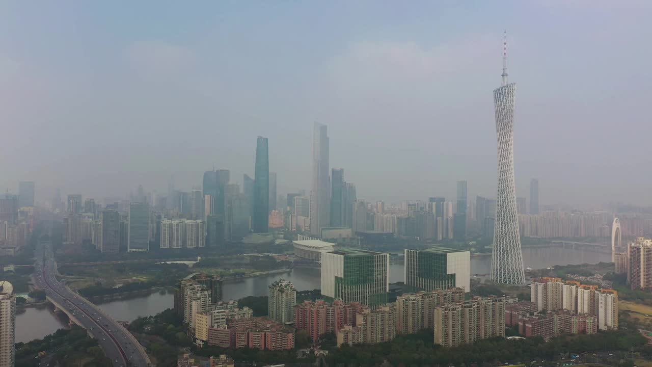 阳光明媚的一天广州市区交通大桥著名的塔，河边航拍全景4k中国视频素材