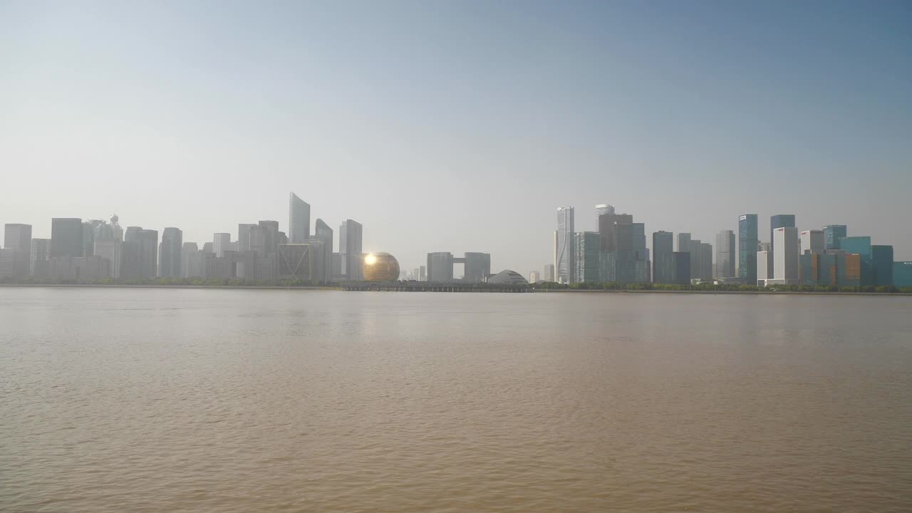 阳光明媚的一天时间杭州市区著名的现代建筑滨江湾慢镜头全景4k中国视频素材