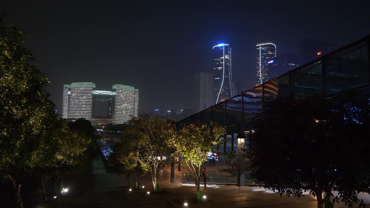 杭州市区夜景时间照亮了著名的现代建筑，广场顶全景4k中国视频素材