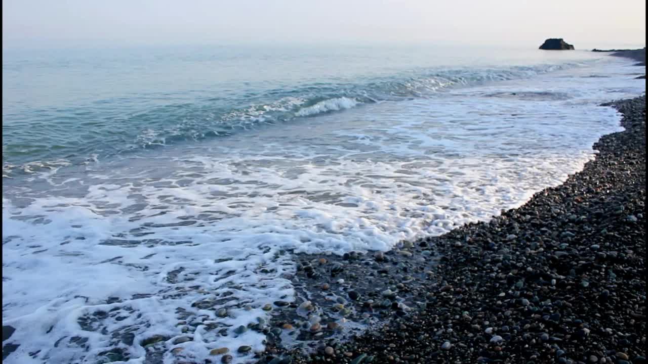 黑色的海滩和海浪视频素材