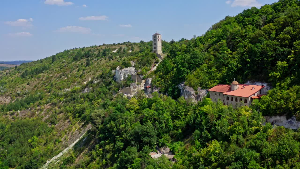 历史建筑坐落在山上。在夏季有绿色区域的山上建筑物的全景。鸟瞰图。视频素材