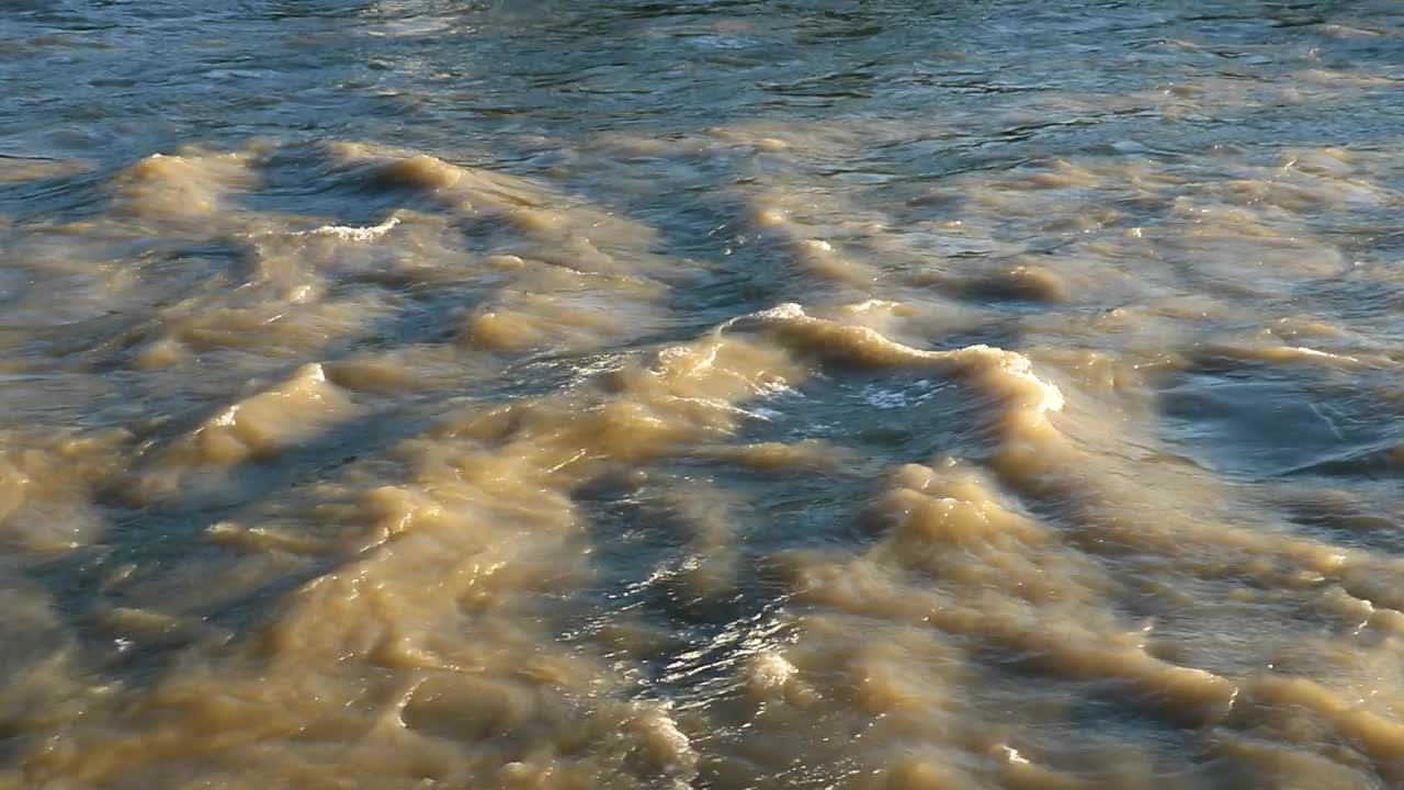 河水的波浪在阳光的特写，水流动，运动视频下载