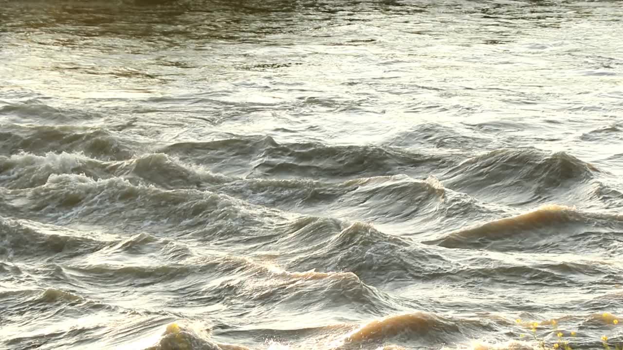 河水的波浪在阳光的特写，水流动，运动视频下载