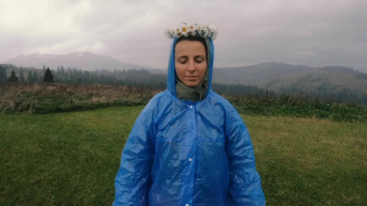 下雨了。穿雨衣的女人喜欢雨。视频素材