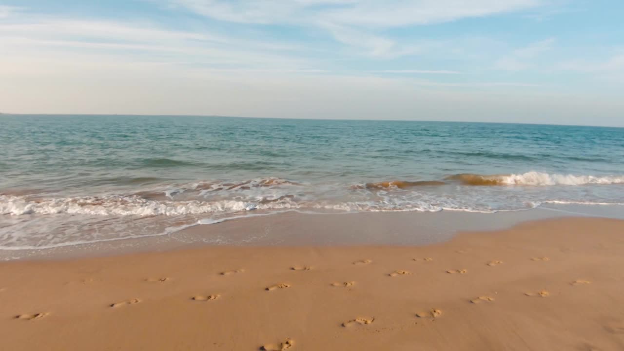 印度古吉拉特邦Bet Dwarka海滩日落的景色。夏日海滩背景。沙滩上人们的脚印。旅游和假日概念，暑假放松视频素材