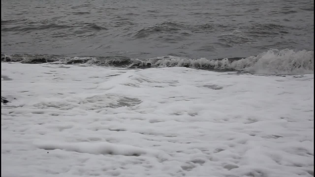 黑色的海浪，暴风雨的天气。格鲁吉亚巴统的天空和水视频素材