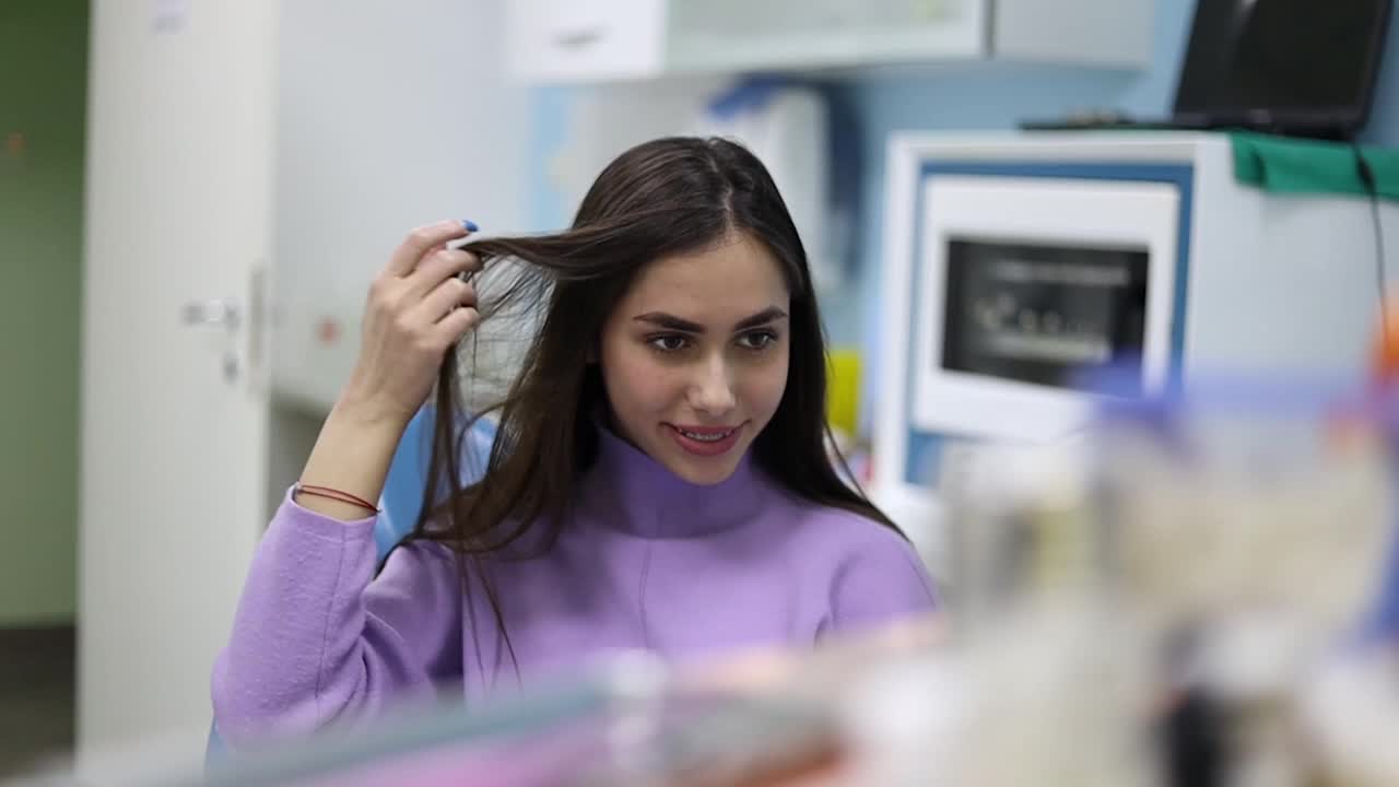 看牙医的女人视频素材