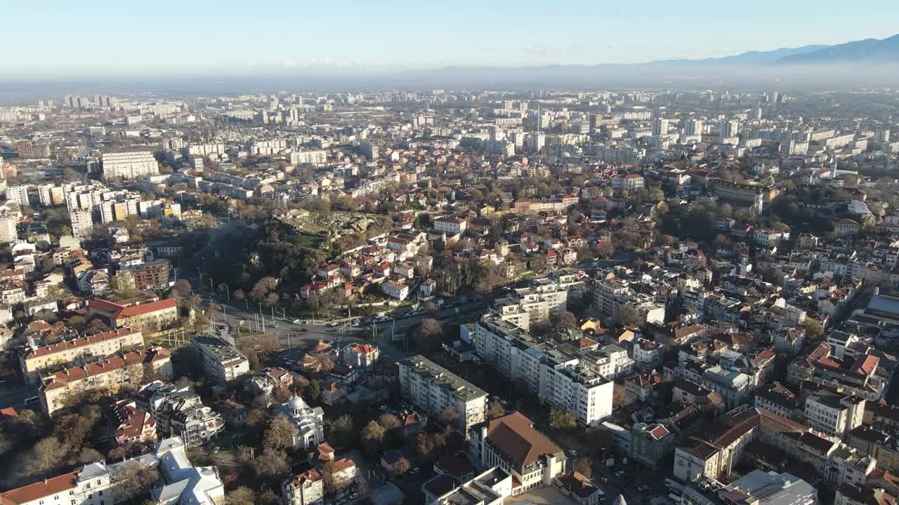 马里察河鸟瞰图和普罗夫迪夫市全景，保加利亚视频素材