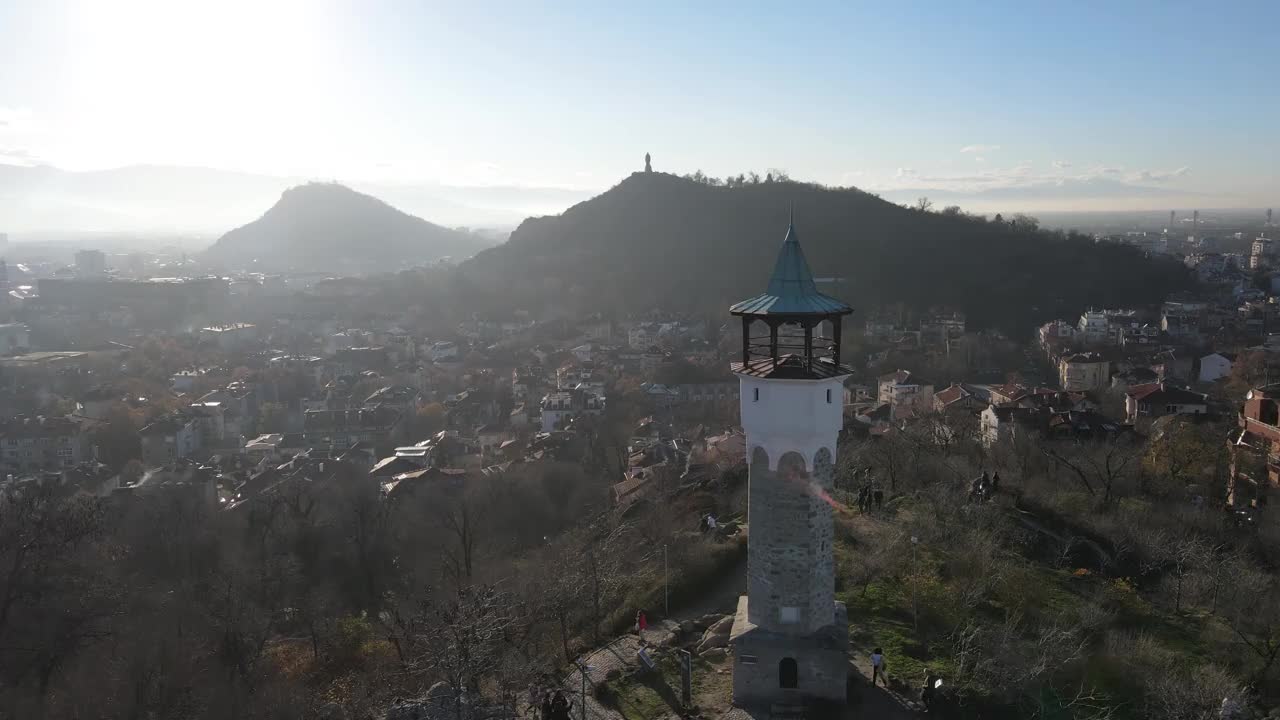 马里察河鸟瞰图和普罗夫迪夫市全景，保加利亚视频素材