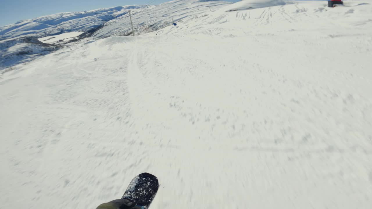 一个男人在滑雪坡上的滑雪板上摔倒摔碎视频素材