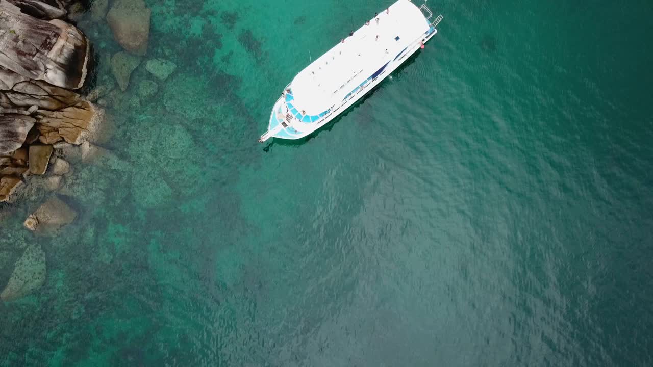 鸟瞰图热带小岛附近的利比岛清澈的海水与船，沙顿，泰国。热带旅行概念。视频素材