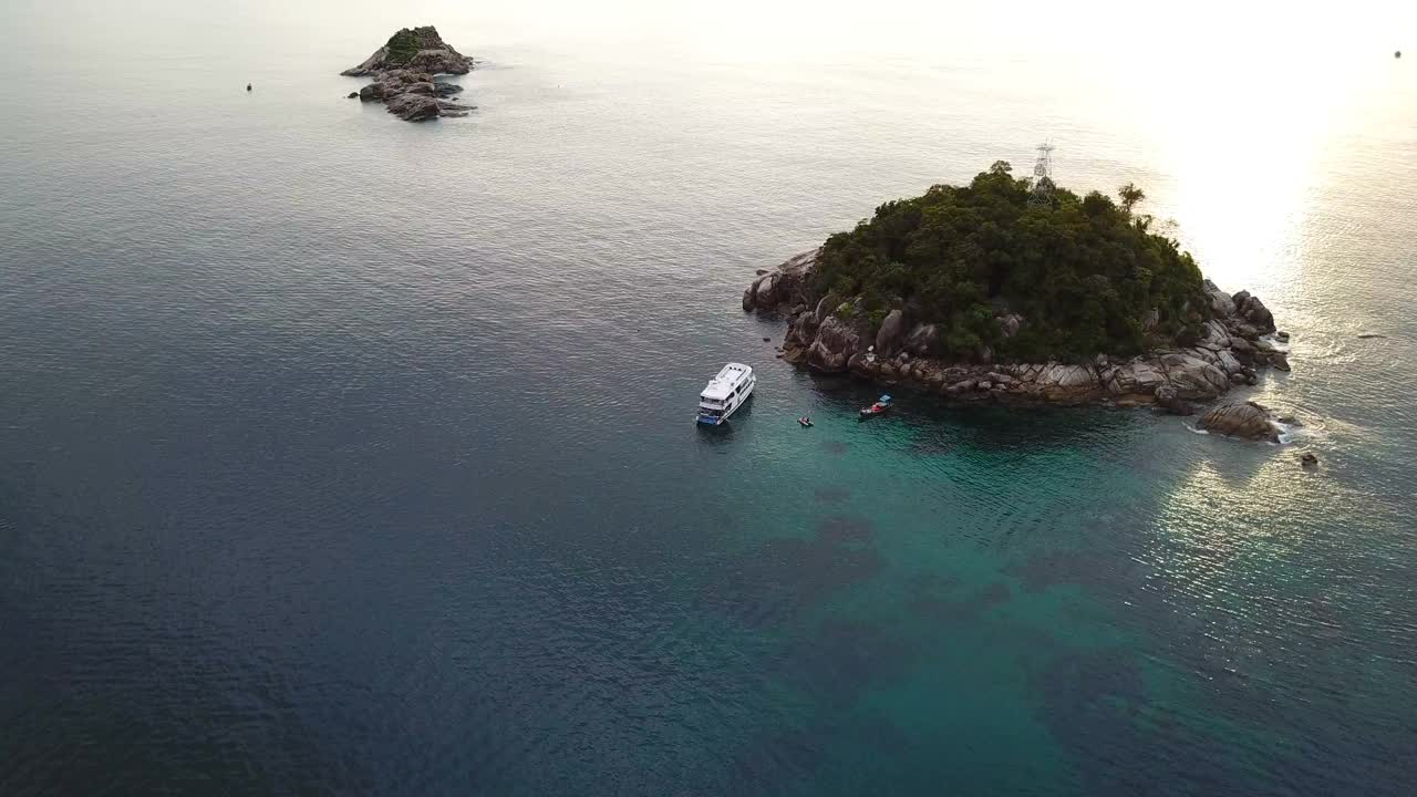 鸟瞰图热带小岛附近的利比岛清澈的海水与船，沙顿，泰国。热带旅行概念。视频素材