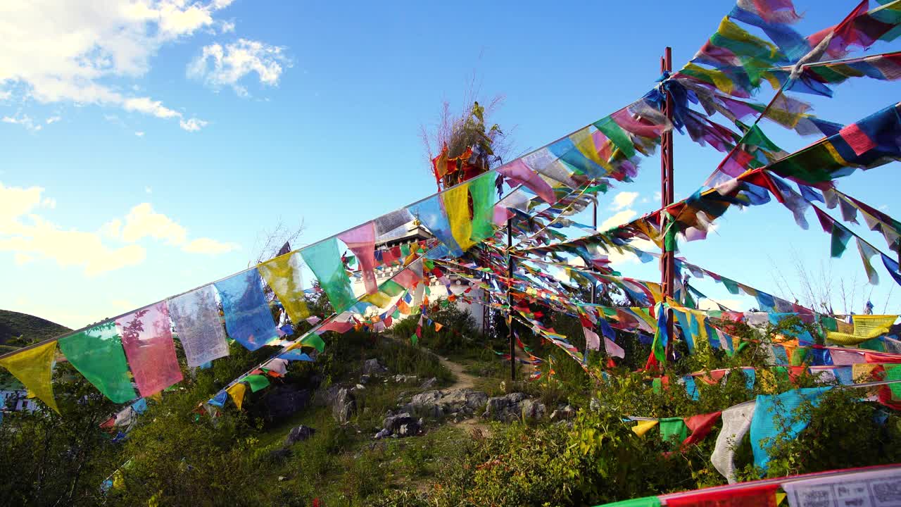 喜马拉雅山上的佛教经幡视频下载