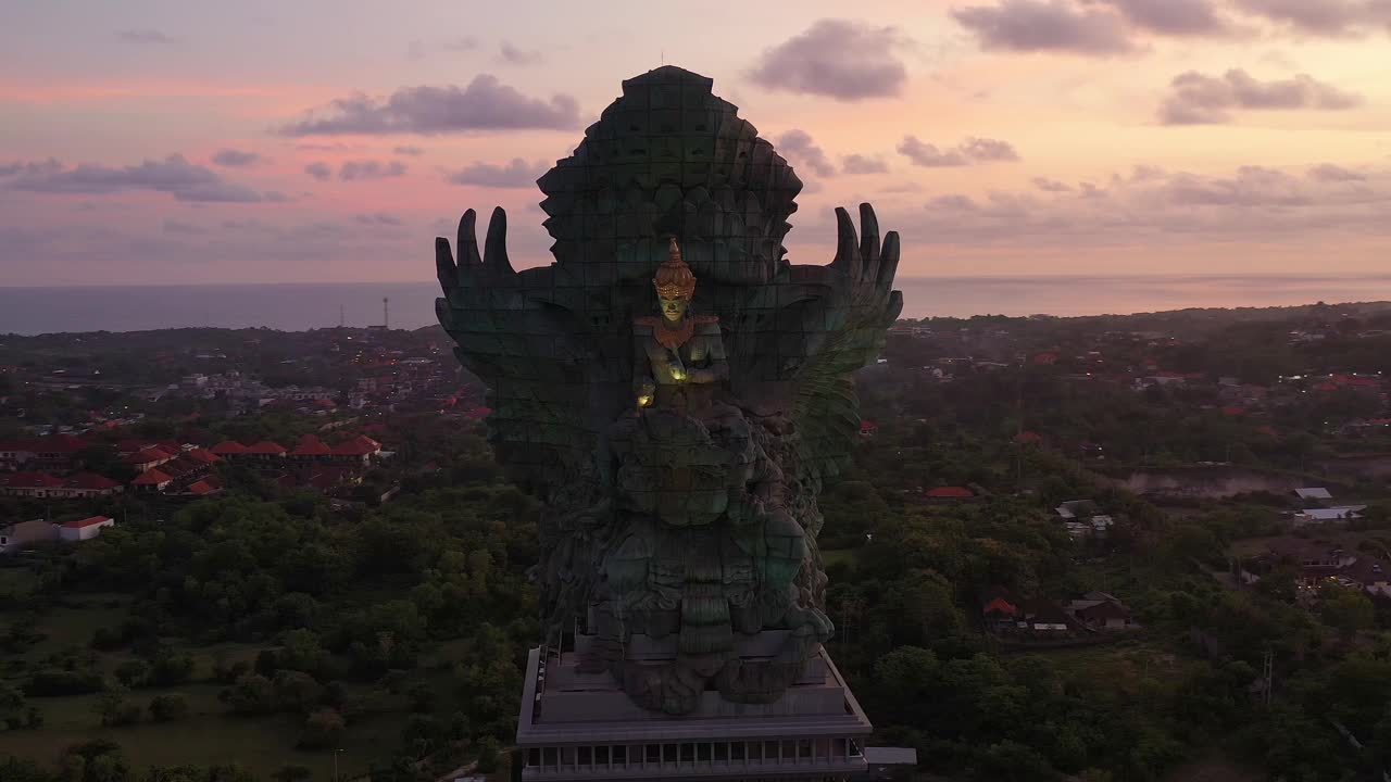 航空镜头上的日落Garuda Wisnu Kencanal雕像在印度尼西亚的巴厘岛视频素材