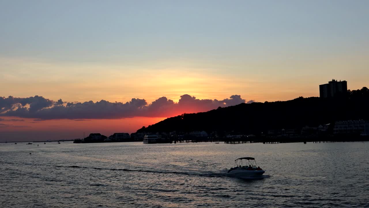 日落海景，海湾全景，在海浪在日落时间视频素材