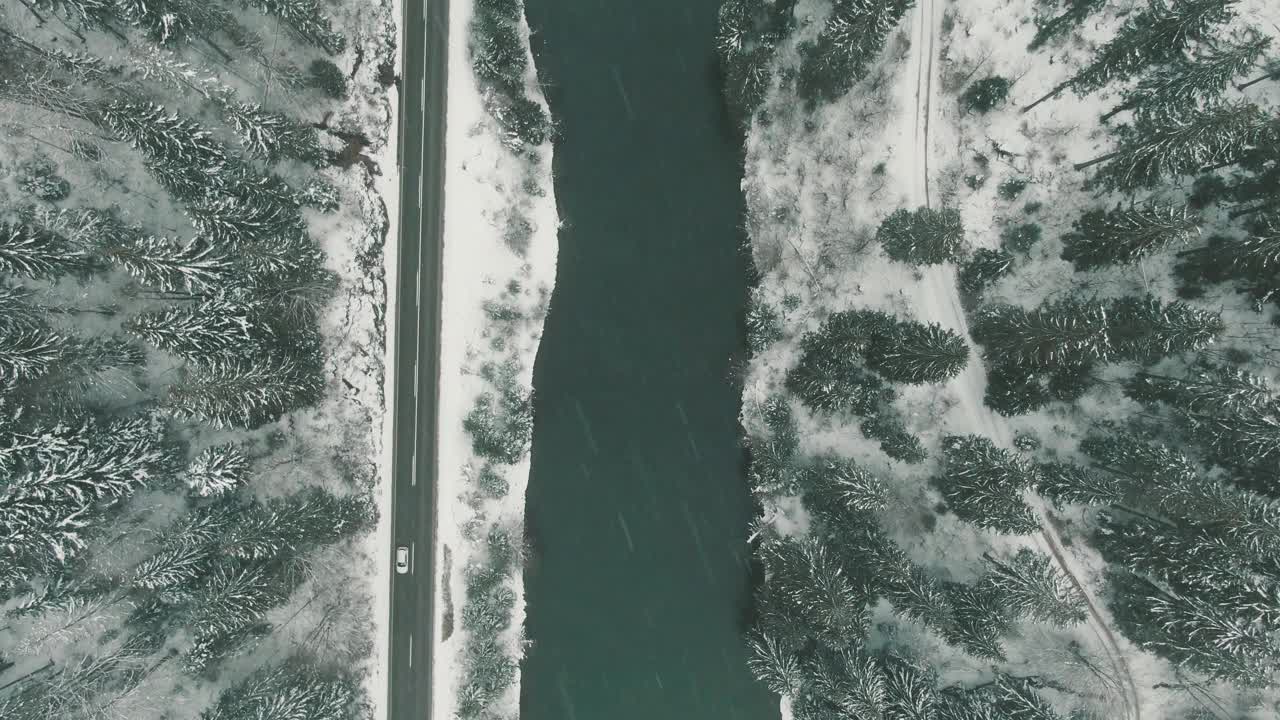 冬季塞尔维亚乌瓦茨河上的Kokin Brod湖全景视频。高顶视图时，大雪。采用CPL滤波器。视频下载