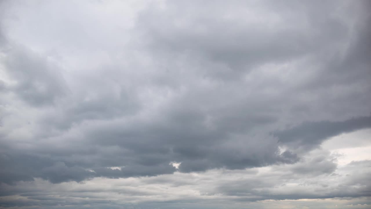 时间流逝美丽的蓝天与风暴云背景4k视频素材