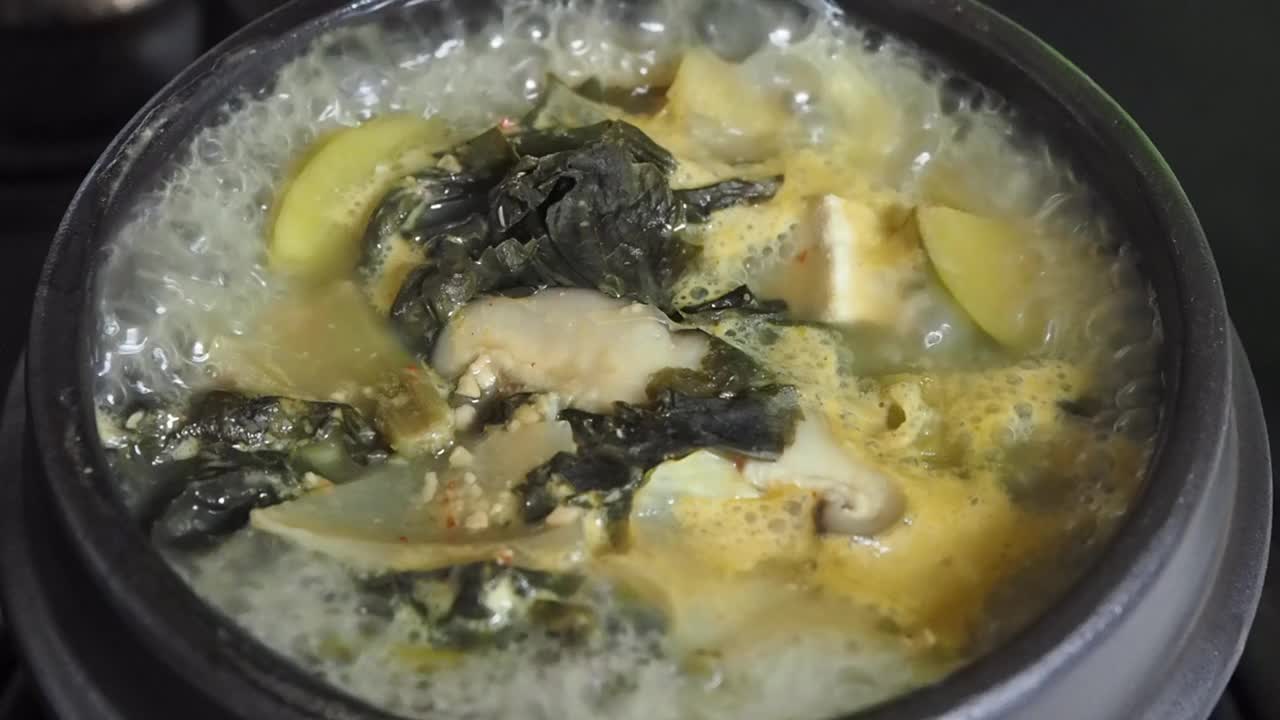 韩国美食炖豆瓣酱，菜瓣酱，味噌汤视频素材