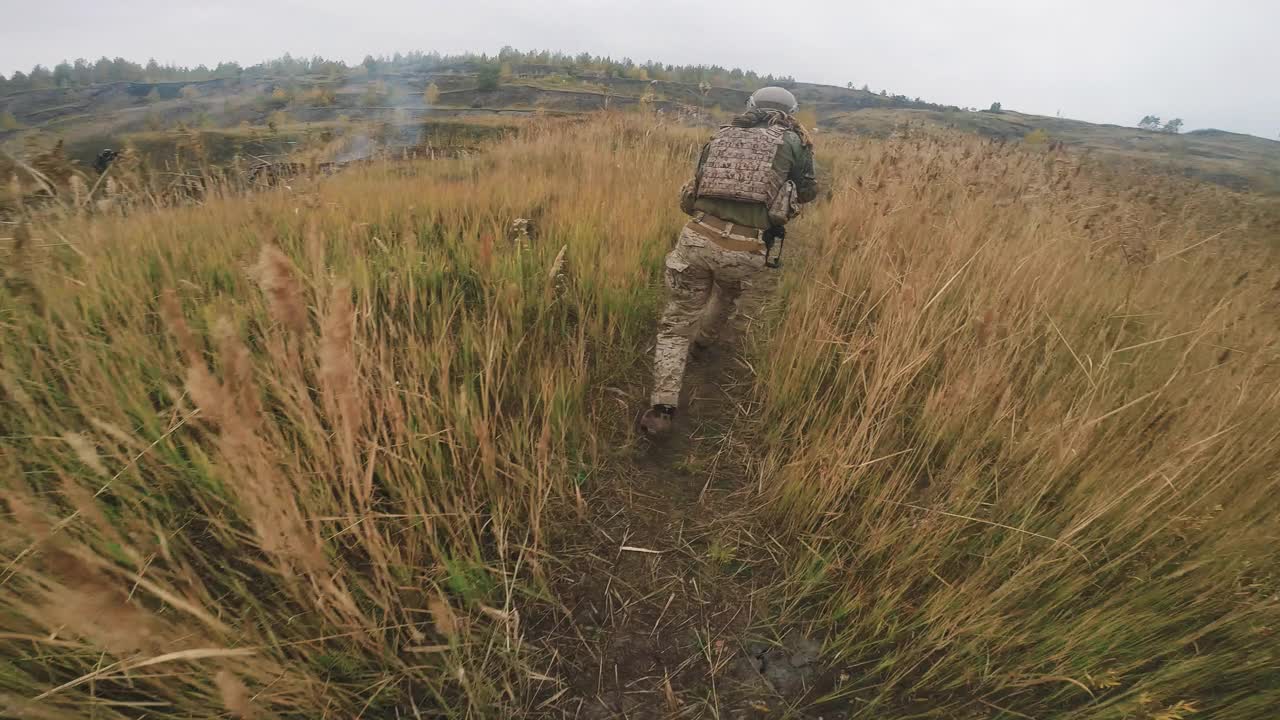 战地士兵射击的POV视频素材