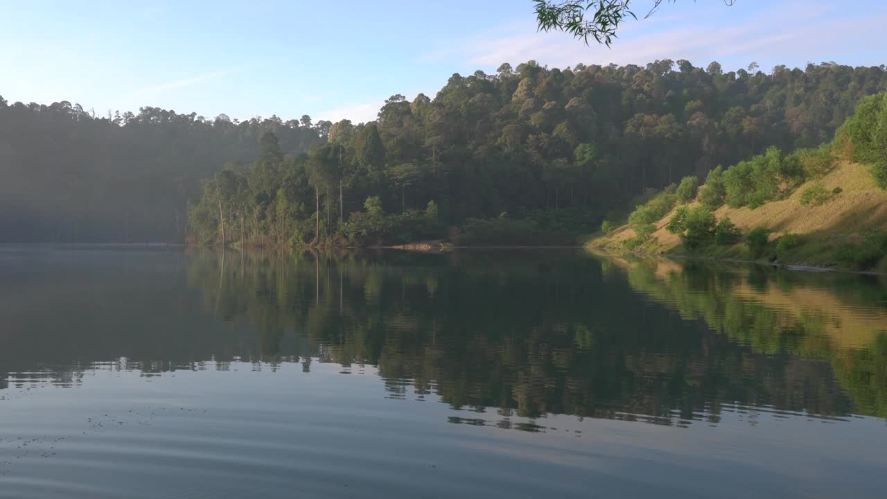 湖泊有森林和倒影。美丽宁静的自然背景。视频素材