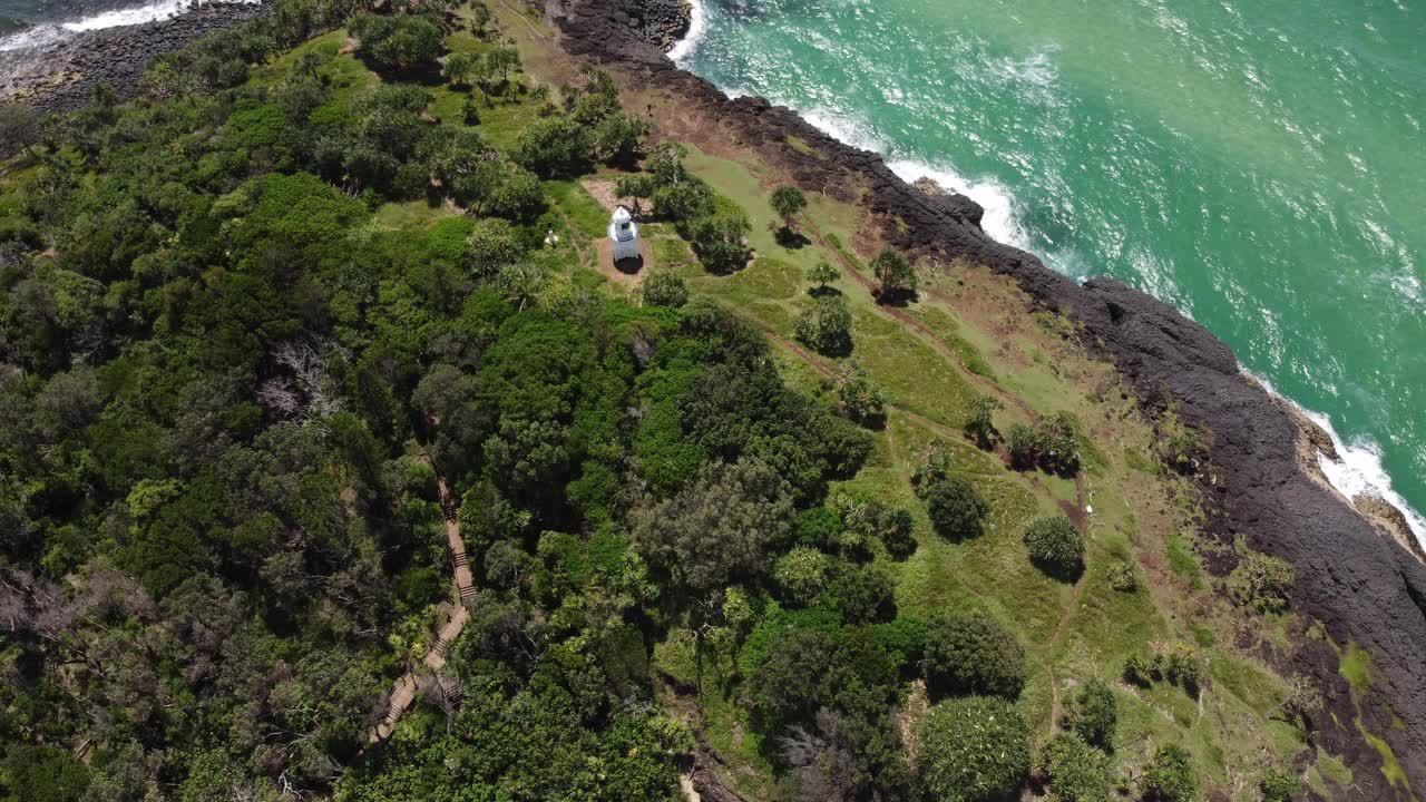 梦想时间海滩和芬格尔海角和灯塔，澳大利亚特威德海岸视频素材