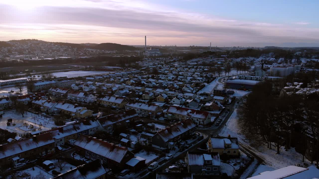 哥德堡别墅地区期间，冬季，雪覆盖，日落，空中视频素材