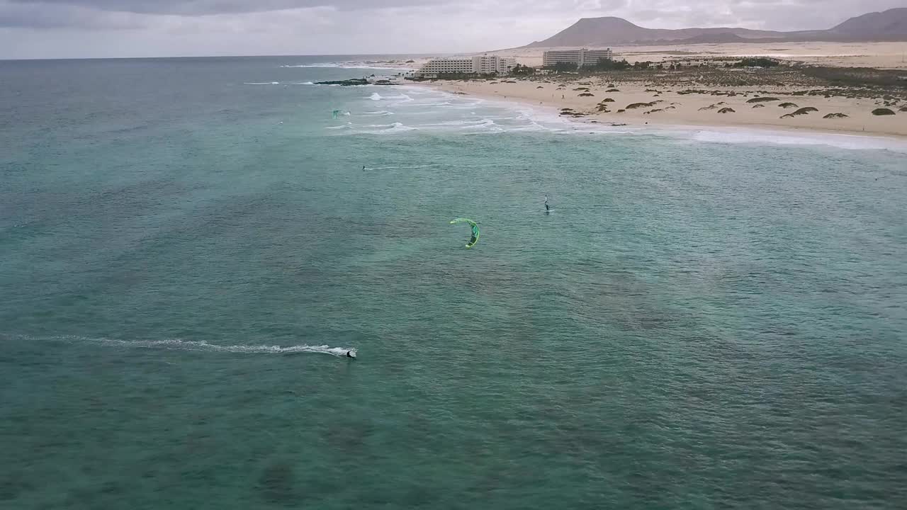 海岸风景与冲浪者鸟瞰图视频素材