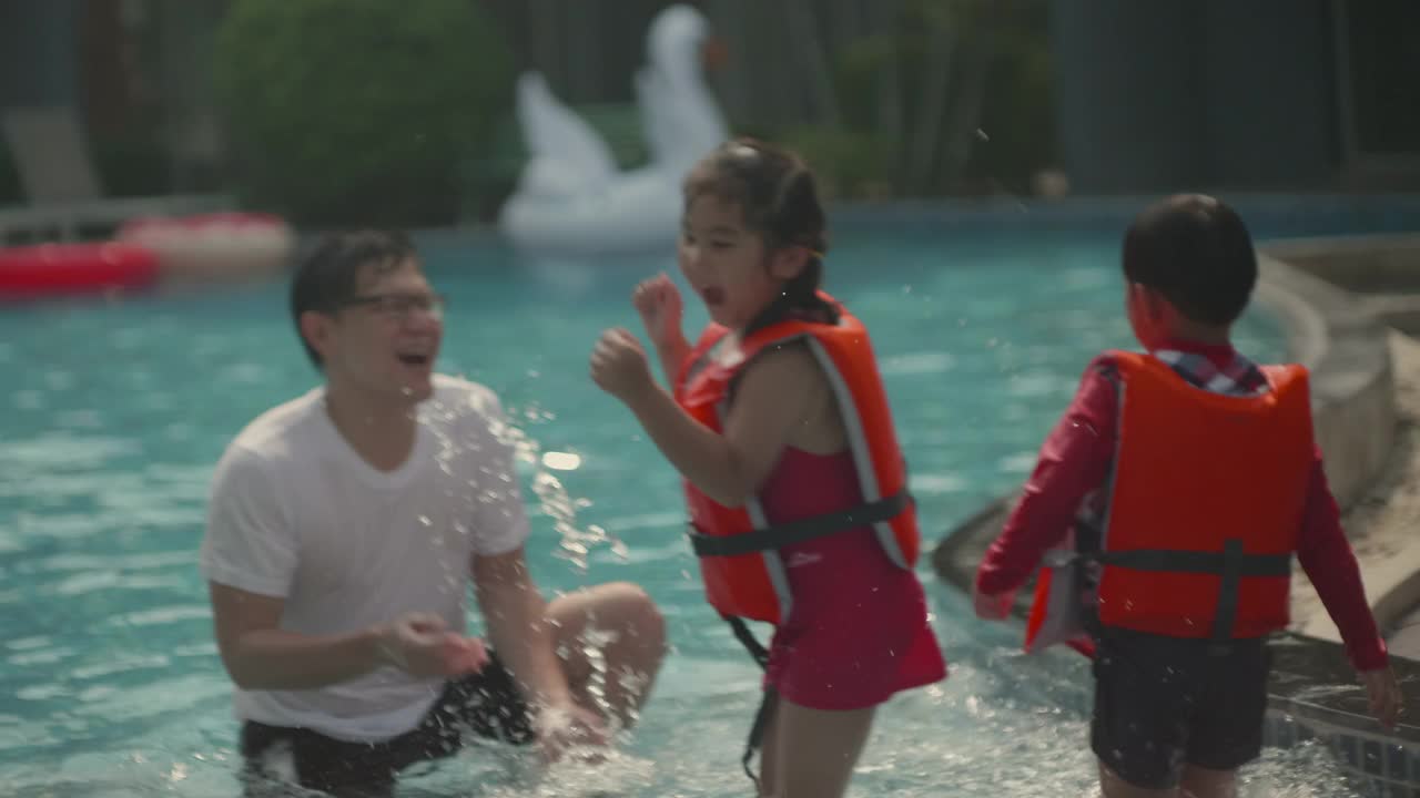 亚洲家庭享受户外泳池视频素材