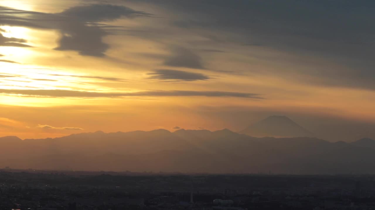 夕阳西下山峦倒影风景视频素材