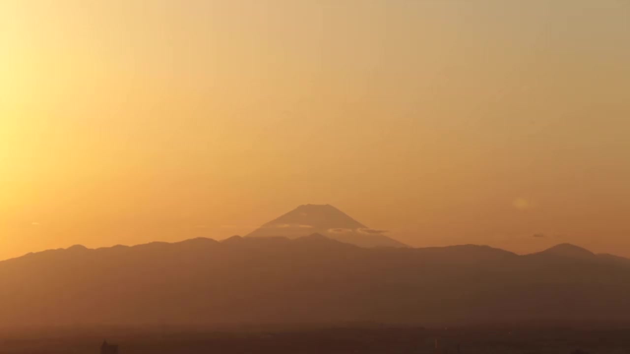 夕阳西下山峦倒影风景视频素材