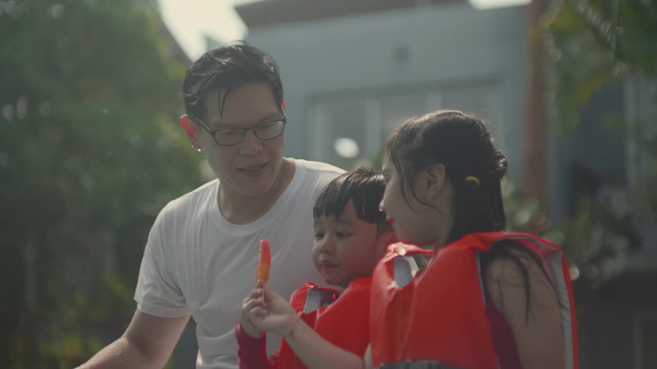亚洲家庭享受户外泳池视频素材