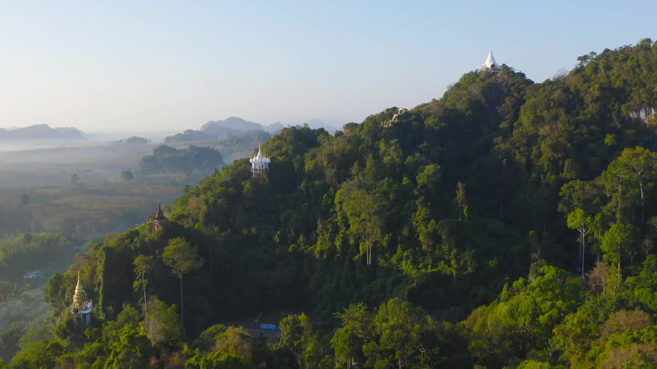 考纳奈塔鸟瞰图。泰国素拉他尼的琅佛寺公园，青山绿树。泰国佛教寺庙建筑。旅游景点。视频素材