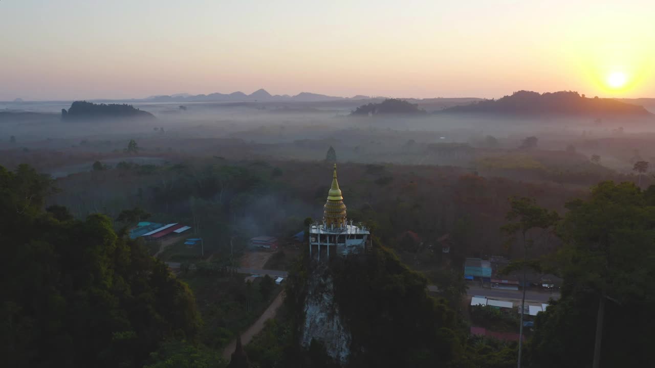 考纳奈塔鸟瞰图。泰国素拉他尼的琅佛寺公园，青山绿树。泰国佛教寺庙建筑。旅游景点。视频素材