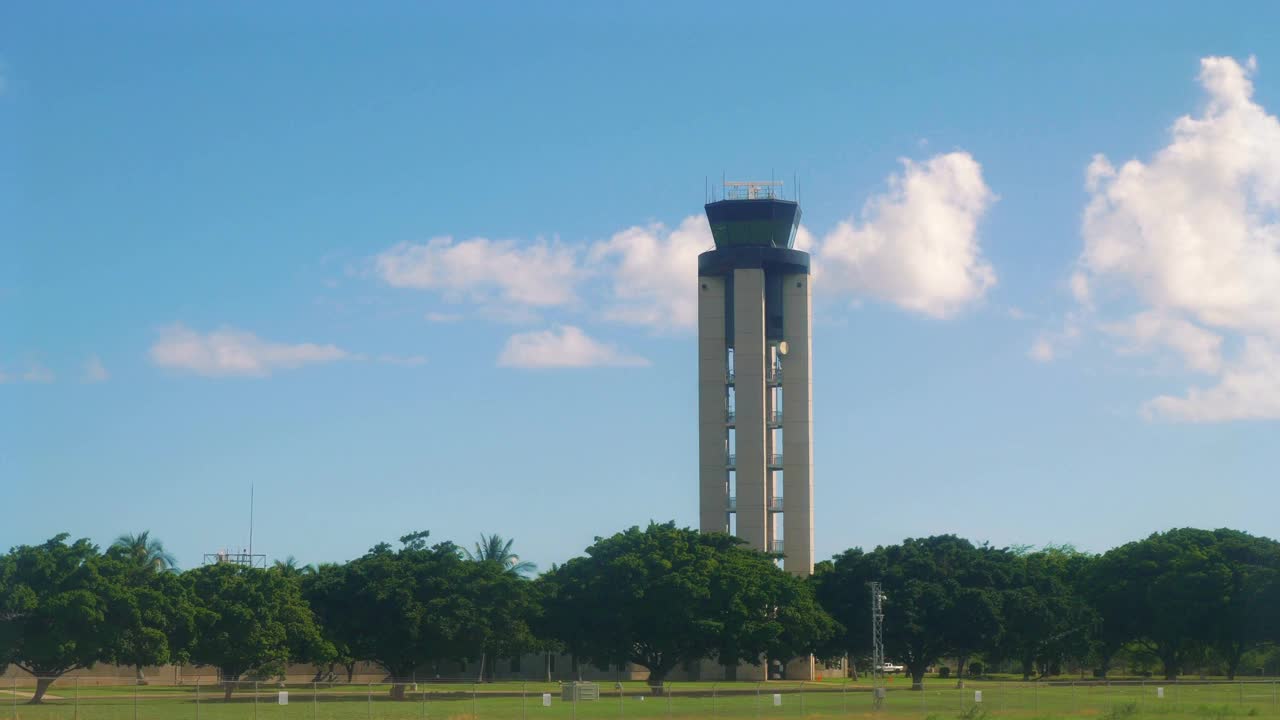 火奴鲁鲁空中交通管制塔上的乘客视频，4k慢镜头，每秒60帧视频素材